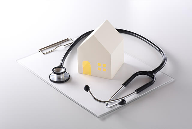 家の模型と聴診器