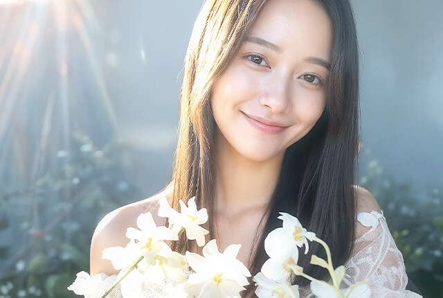 花を持って微笑んでいる女性