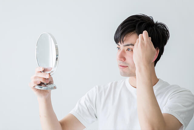 薄毛を気にしている男性