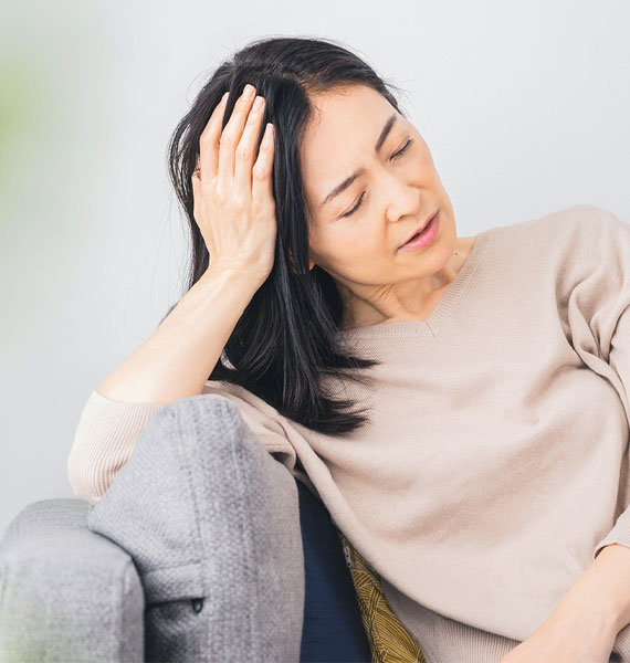 頭を抑える女性